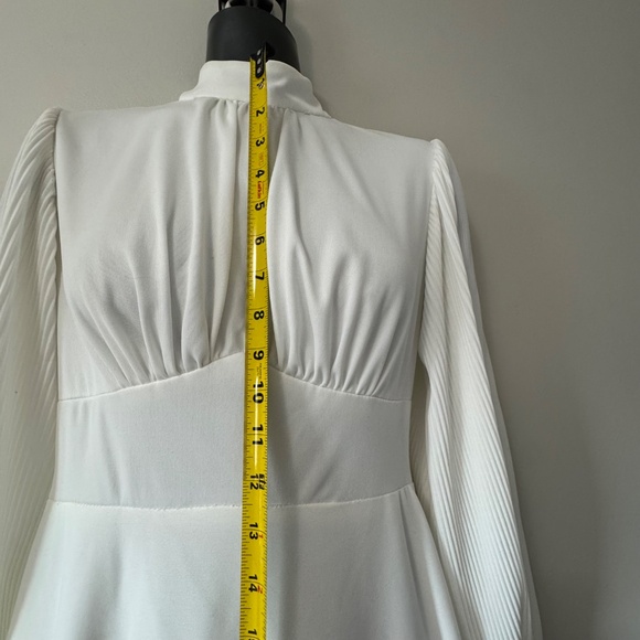 Chic Ivory Wedding Gown with Long Sleeves - Picture 7 of 12